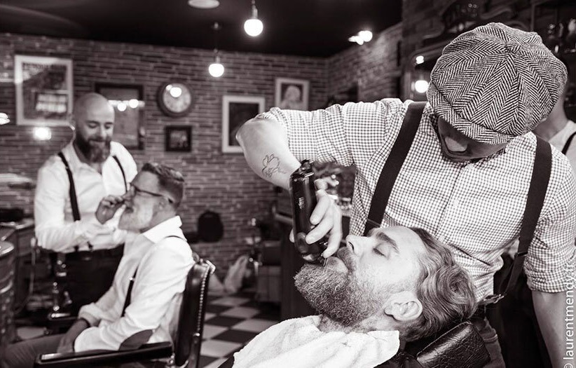 Le métier de barbier, une profession d’autrefois redevenue tendance