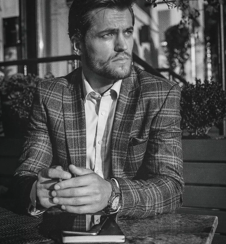 Une barbe et une coupe impeccables